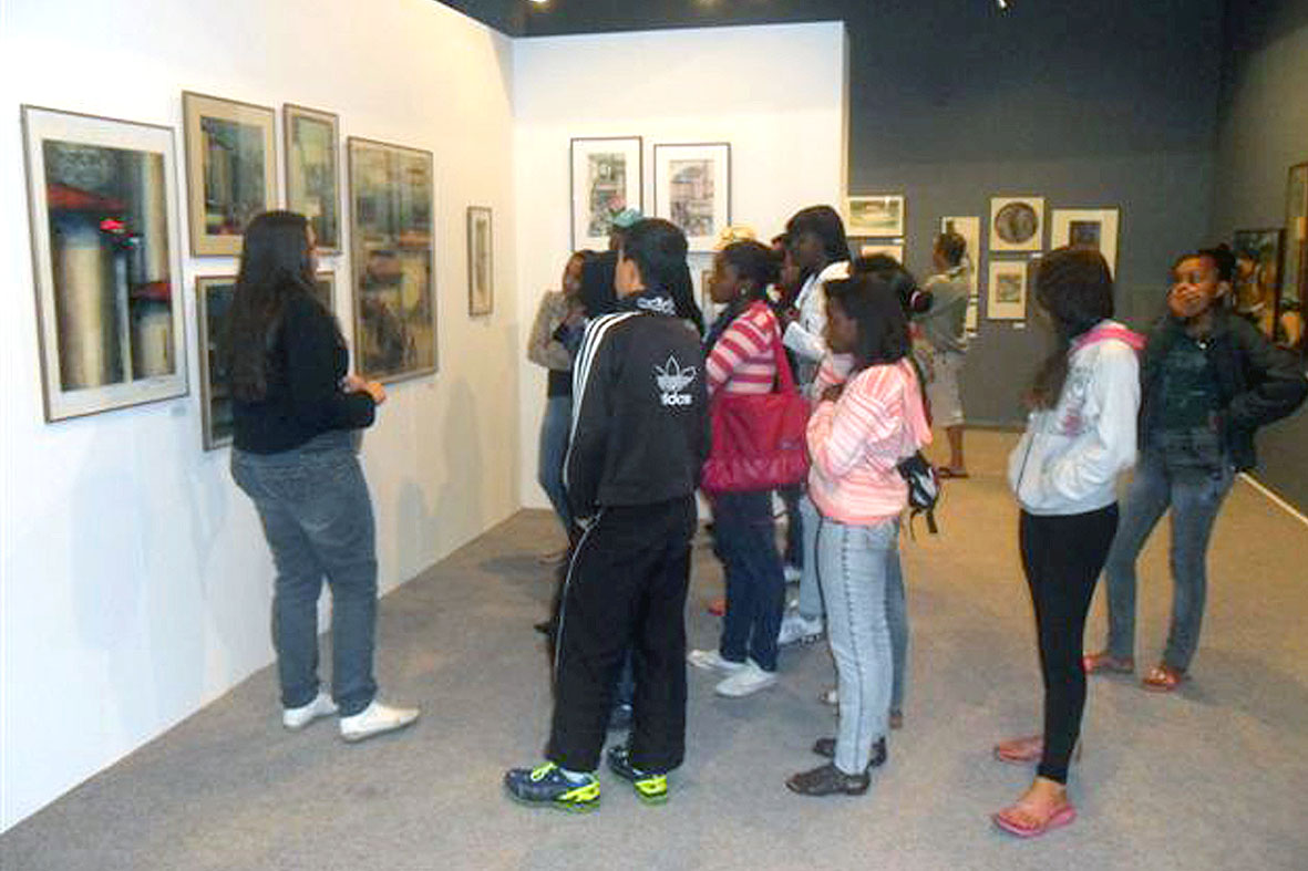 Portal de Notcias PJF | Casa do Pequeno Artista  Adolescentes visitam exposio no Espao Cultural dos Correios | SAS - 2/7/2013